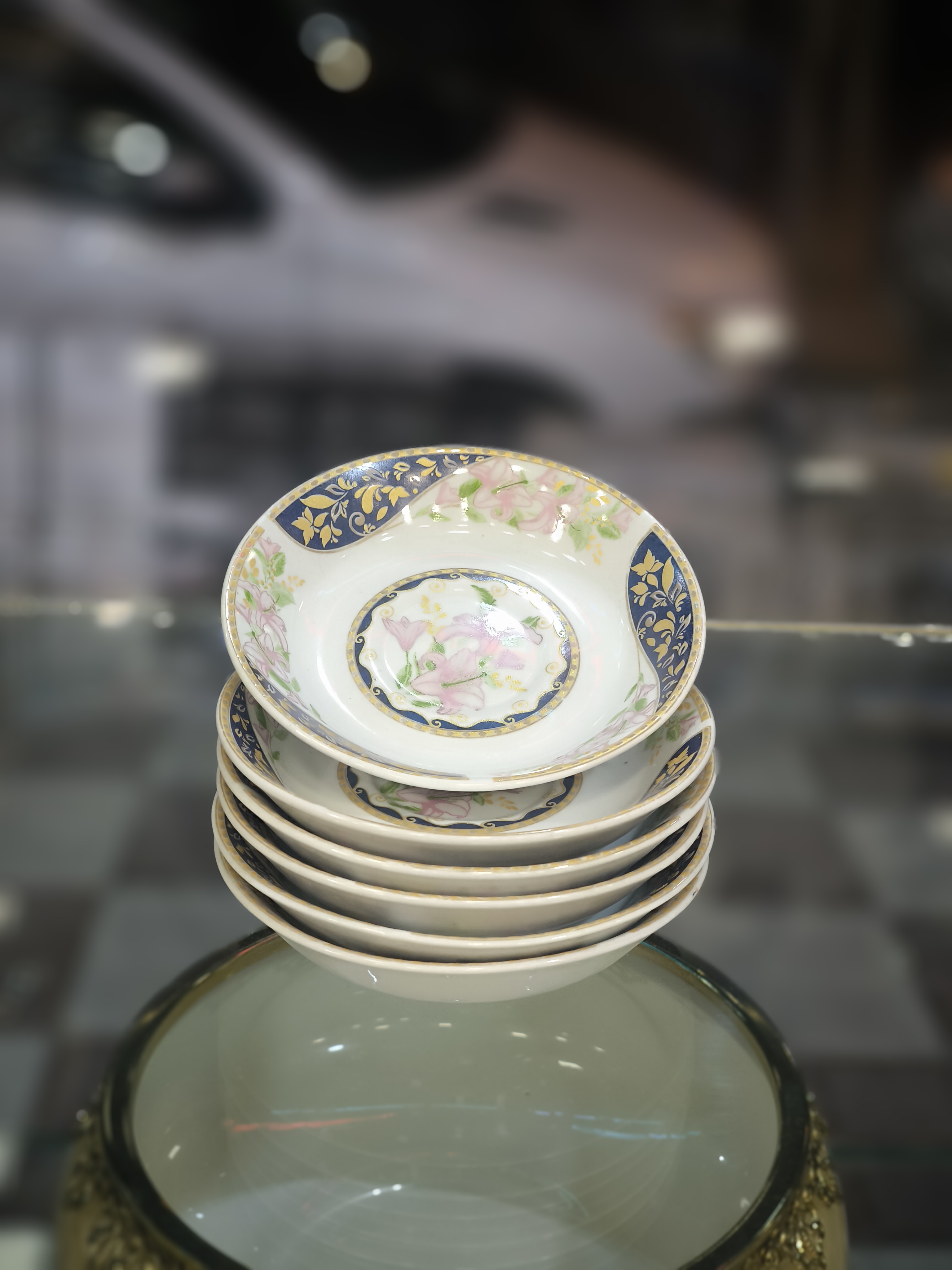 نعلبکی سفید گلدار چینی گلبرگ